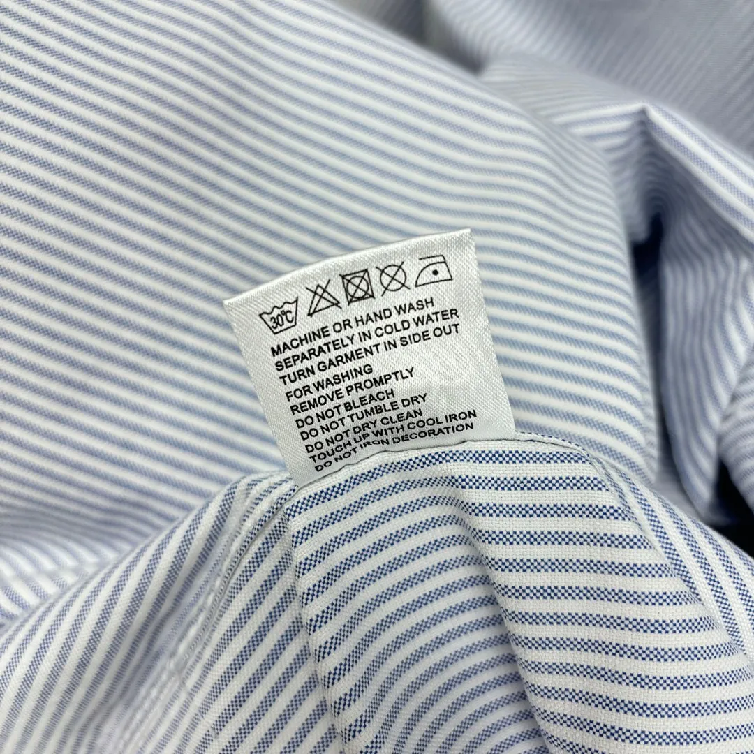 🅿️230 Ralph Lauren/Ralph Lauren imitation striped embroidered shirt. It is made of 100% cotton Oxford fabric. The 100% cotton material makes it very breathable. It is comfortable to wear and not easy to sweat. It has a loose fit and a three-dimensional upper body. The lines are smooth and natural. From the shoulder line to the waistline and then to the hem, the line transition is smooth. There are no unnecessary folds or accumulation. The whole body is neat and stretched. The chest is embellished with the iconic pony embroidery. It is simple but highly recognizable. The color transition of the embroidery thread is natural. The stitches are even and the spacing is uniform and the stitches can be connected naturally. The lines are smooth and not stiff. Color: Blue Size: S M L XL